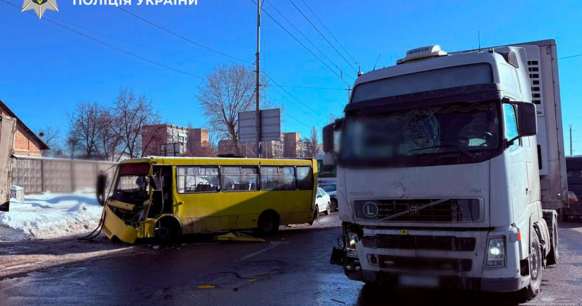 У Києві сталася кривава ДТП з маршруткою та вантажівкою