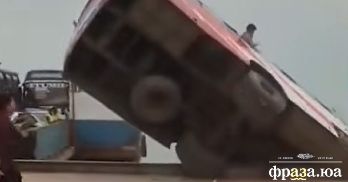 У Бангладеш автобус із людьми впав у річку – з'явилося відео трагедії