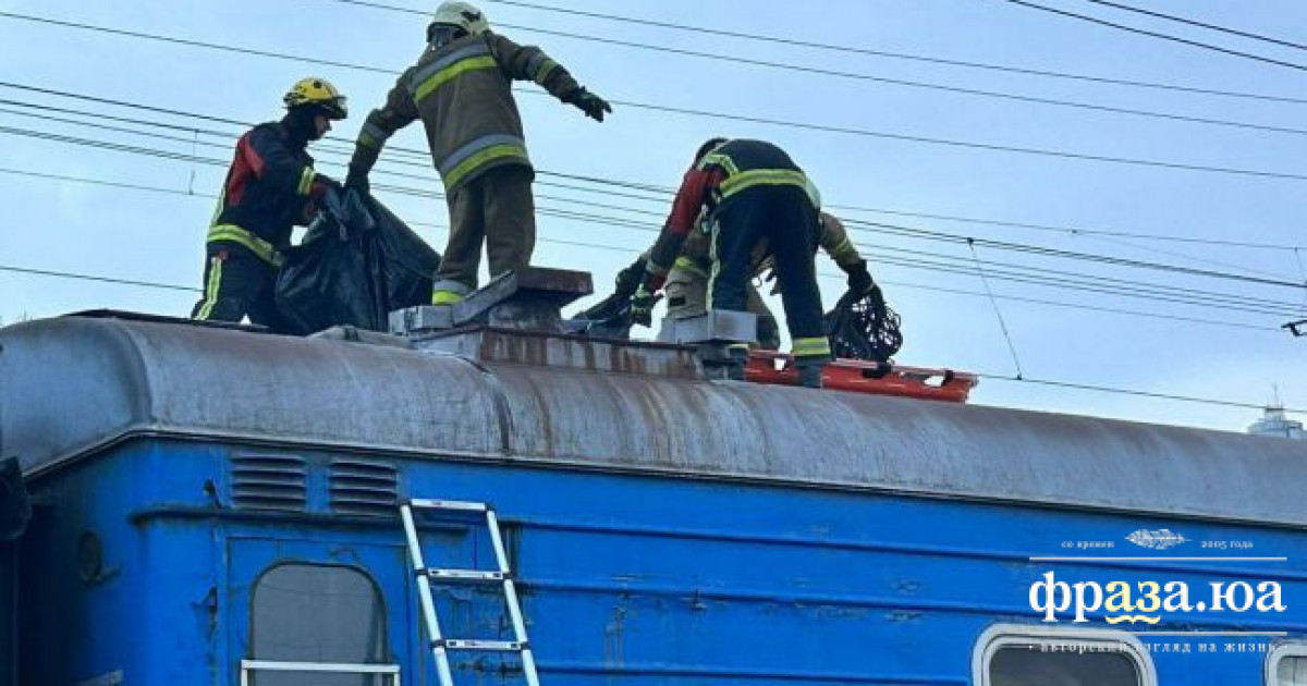 У Києві підлітки залізли на дах потягу. Один із них загинув